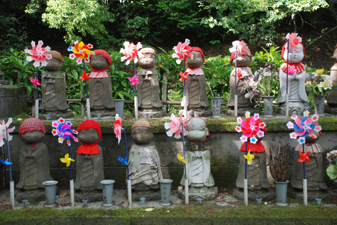 Statues-for-Unborn-Children-dreamstime